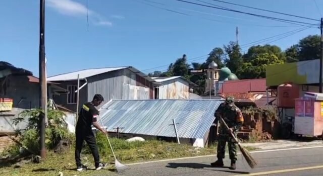 Babinsa Kuta Timu Bersama Perangkat Gampong Gotong Royong Ciptakan Lingkungan Bersih dan Asri
