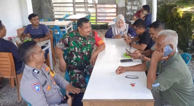 Babinsa dan Babinkamtibmas Ie Meulee Komsos Bersama Warga, Jaga Silaturahmi dan Pantau Situasi Wilayah