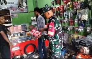 Babinsa Krueng Raya Pengecekan Bengkel Motor, Jalin Komunikasi dan Pantau Usaha Warga