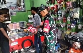 Babinsa Krueng Raya Pengecekan Bengkel Motor, Jalin Komunikasi dan Pantau Usaha Warga