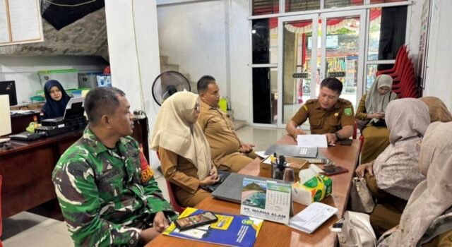 Babinsa Kuta Timu Dampingi Keuchik Terima Kunjungan Kecamatan, Perkuat Sinergi Program Pemerintahan