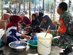 Jaga Kerukunan dan Keamanan Wilayah, Babinsa Keuneukai Bersama Bhabinkamtibmas Sambangi Warga