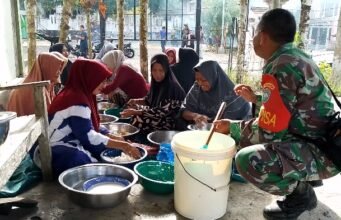Jaga Kerukunan dan Keamanan Wilayah, Babinsa Keuneukai Bersama Bhabinkamtibmas Sambangi Warga