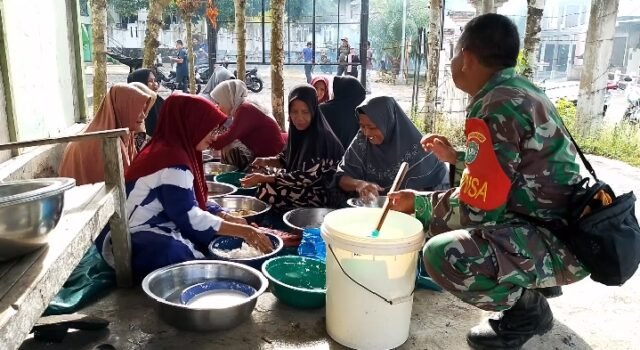 Jaga Kerukunan dan Keamanan Wilayah, Babinsa Keuneukai Bersama Bhabinkamtibmas Sambangi Warga