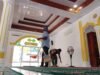Babinsa Keuneukai Bersihkan Lingkungan Masjid Al-Ikhlas, Pererat Kemanunggalan TNI dengan Rakyat
