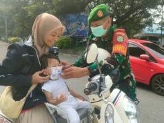 Babinsa Kuta Ateuh Bersama Tim Kesehatan Sabang Bagikan Masker, Cegah Dampak Asap Karhutla