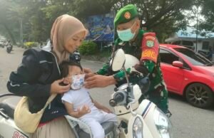 Babinsa Kuta Ateuh Bersama Tim Kesehatan Sabang Bagikan Masker, Cegah Dampak Asap Karhutla