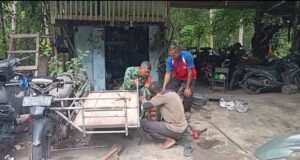 Babinsa Cot Abeuk Bantu Perbaiki Becak Motor, Hadir Dukung Usaha Warga