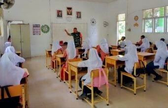 Babinsa Keuneukai Tanamkan Disiplin dan Semangat Belajar kepada Siswa SDN 26 Sabang