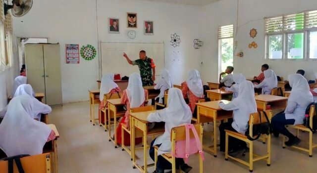 Babinsa Keuneukai Tanamkan Disiplin dan Semangat Belajar kepada Siswa SDN 26 Sabang