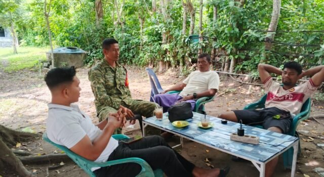 Jaga Kedekatan dengan Warga, Babinsa Jaboi Perkuat Komunikasi Sosial di Wilayah Binaan