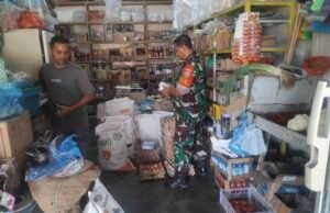 Babinsa Iboih Pantau Harga Sembako, Pastikan Stok Kebutuhan Warga Tetap Tersedia