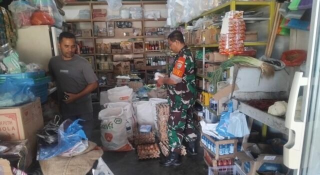Babinsa Iboih Pantau Harga Sembako, Pastikan Stok Kebutuhan Warga Tetap Tersedia