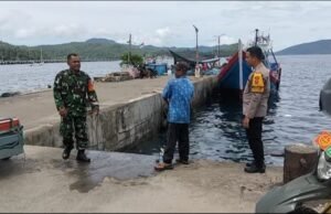 Sambangi Nelayan di Dermaga Pasiran, Babinsa Kuta Timu Perkuat Kedekatan dengan Warga
