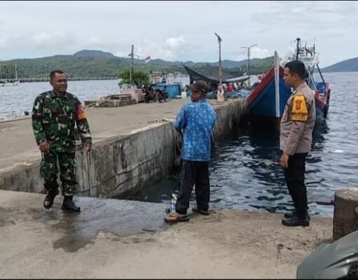 Sambangi Nelayan di Dermaga Pasiran, Babinsa Kuta Timu Perkuat Kedekatan dengan Warga