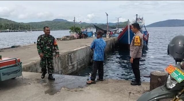 Sambangi Nelayan di Dermaga Pasiran, Babinsa Kuta Timu Perkuat Kedekatan dengan Warga