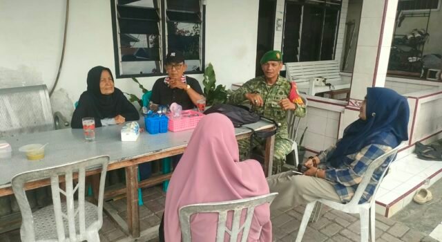 Babinsa Kuta Ateuh Laksanakan Komsos, Sosialisasikan Ketertiban Memelihara Hewan Ternak