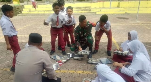 Babinsa Koramil 01/Sukajaya Sambangi Sekolah, Pastikan Program Gizi Berjalan Optimal
