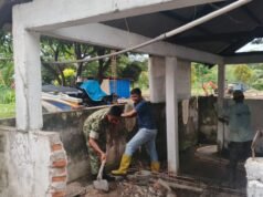 Babinsa Jaboi Bantu Warga Bangun Rumah, Hadir Nyata di Tengah Masyarakat