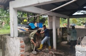 Babinsa Jaboi Bantu Warga Bangun Rumah, Hadir Nyata di Tengah Masyarakat