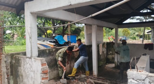 Babinsa Jaboi Bantu Warga Bangun Rumah, Hadir Nyata di Tengah Masyarakat