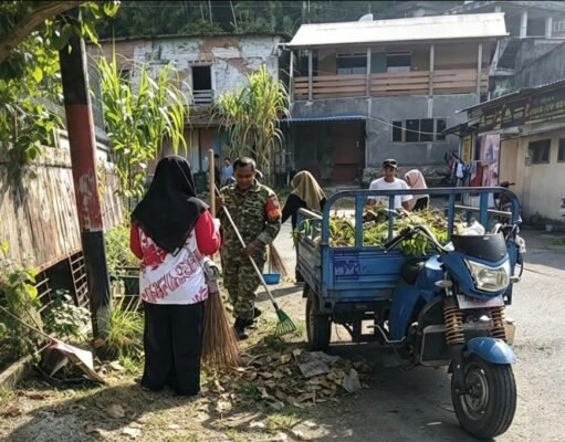 Babinsa Kuta Timu Bersama Warga Gelar Kerja Bakti, Jaga Kebersihan Lingkungan Perikanan