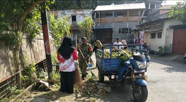 Babinsa Kuta Timu Bersama Warga Gelar Kerja Bakti, Jaga Kebersihan Lingkungan Perikanan