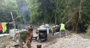 Babinsa dan Warga Gotong Royong Percepat Pembangunan Jembatan Beton di Gampong Jaboi