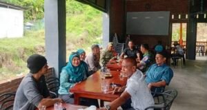 Babinsa dan Babinkamtibmas BateeShoek Gelar Komsos Rutin, Jaga Kekompakan dan Antisipasi Potensi Wilayah
