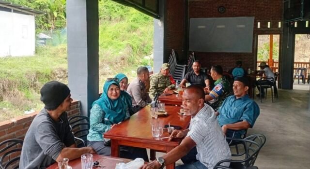 Babinsa dan Babinkamtibmas BateeShoek Gelar Komsos Rutin, Jaga Kekompakan dan Antisipasi Potensi Wilayah