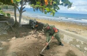 Babinsa Kuta Ateuh Bantu Warga Bangun Tembok Penahan Abrasi di Pantai Paradiso