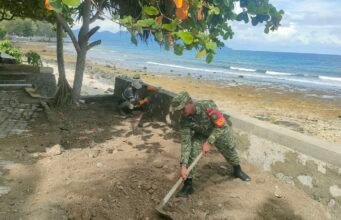 Babinsa Kuta Ateuh Bantu Warga Bangun Tembok Penahan Abrasi di Pantai Paradiso