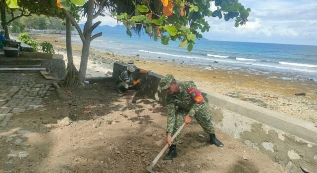 Babinsa Kuta Ateuh Bantu Warga Bangun Tembok Penahan Abrasi di Pantai Paradiso