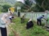 Babinsa Batee Shoek Bersama Staf Keuchik Gotong‑royong Bersihkan Area TPU