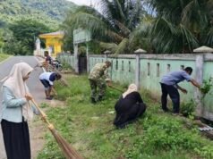 Babinsa Batee Shoek Bersama Staf Keuchik Gotong‑royong Bersihkan Area TPU