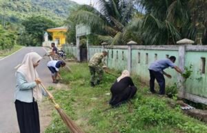 Babinsa Batee Shoek Bersama Staf Keuchik Gotong‑royong Bersihkan Area TPU