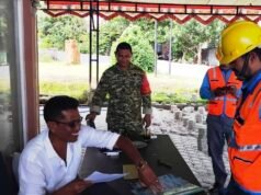 Babinsa Iboih Laksanakan Komsos, Jalin Keakraban Bersama Keuchik dan Pekerja Jaringan Listrik