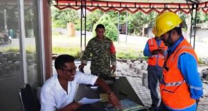Babinsa Iboih Laksanakan Komsos, Jalin Keakraban Bersama Keuchik dan Pekerja Jaringan Listrik