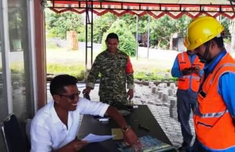 Babinsa Iboih Laksanakan Komsos, Jalin Keakraban Bersama Keuchik dan Pekerja Jaringan Listrik