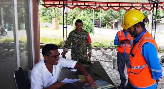 Babinsa Iboih Laksanakan Komsos, Jalin Keakraban Bersama Keuchik dan Pekerja Jaringan Listrik