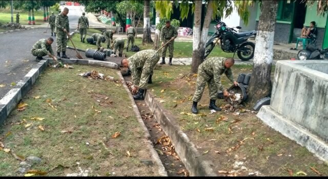 Personel Kodim 0112/Sabang Rutin Bersih‑bersih Pangkalan Jaga Keindahan Lingkungan Kantor