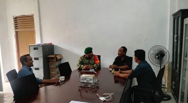 Babinsa Batee Shoek Koordinasi Bersama Perangkat Gampong, Bahas Keamanan serta Antisipasi Potensi Kerawanan di Wilayah Binaan