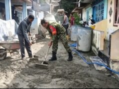 Babinsa Kuta Barat Turun Langsung Bantu Warga Pengecoran Jalan Lingkungan Perumahan