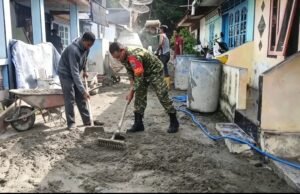 Babinsa Kuta Barat Turun Langsung Bantu Warga Pengecoran Jalan Lingkungan Perumahan