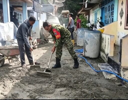 Babinsa Kuta Barat Turun Langsung Bantu Warga Pengecoran Jalan Lingkungan Perumahan