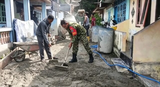 Babinsa Kuta Barat Turun Langsung Bantu Warga Pengecoran Jalan Lingkungan Perumahan