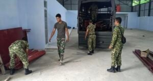 Babinsa Kodim 0112/Sabang Bantu Penurunan Folding Gate, Dukung Kesiapan Sarana KDKMP
