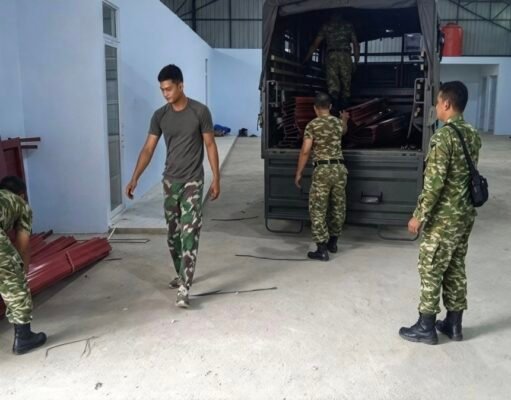 Babinsa Kodim 0112/Sabang Bantu Penurunan Folding Gate, Dukung Kesiapan Sarana KDKMP
