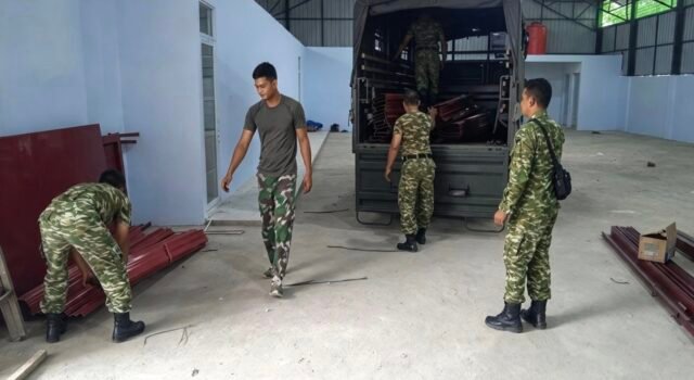 Babinsa Kodim 0112/Sabang Bantu Penurunan Folding Gate, Dukung Kesiapan Sarana KDKMP