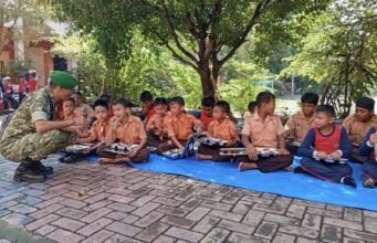 Babinsa Aneuk Laot Tinjau Penyaluran Makanan Bergizi bagi Siswa SD Negeri 11 Sabang